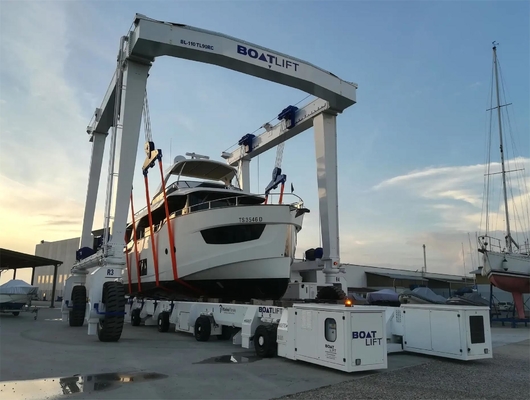 Pendant Control 37KW Yacht Lifting Crane 20 Tons For Houseboat